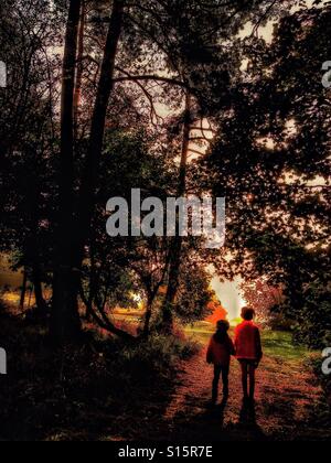 Kinder im Wald Stockfoto