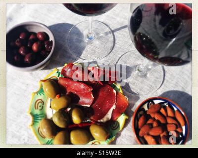 Wein und Tapas Stockfoto
