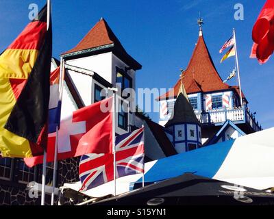 Dächer im alpinen Stil Dorf von Helen, Georgia, während Oktoberfest. Stockfoto