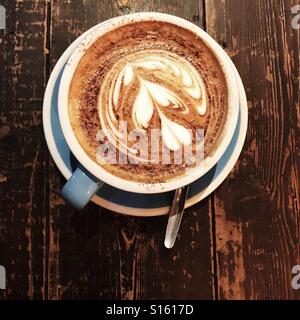 Cappuccino von oben in britischen Coffee-shop Stockfoto