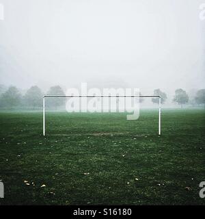 Fußball-Torpfosten im Nebel Stockfoto