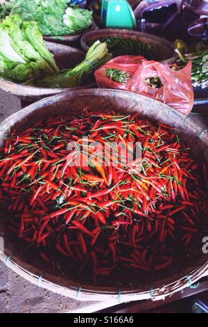 Eine große Schale mit Paprika in Hoi an einem zentralen Markt. Stockfoto