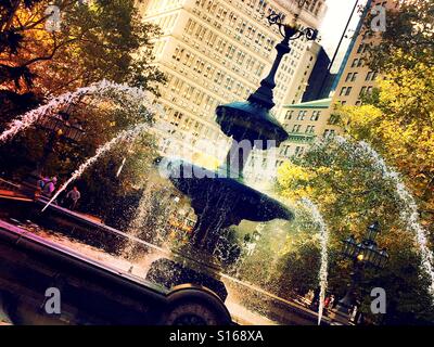 Brunnen in City Hall Park, lower Manhattan, New York City zu Formen. Stockfoto