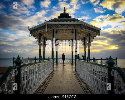 Musikpavillon mit Blick auf Brighton Beach Stockfoto