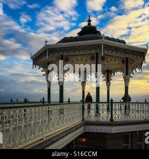 Alten Musikpavillon mit Blick auf Brighton Beach bei Sonnenuntergang Stockfoto