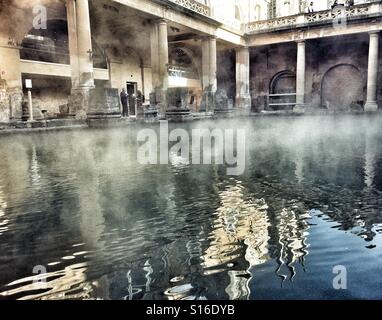 Dampf steigt aus dem Thermalwasser des großen Bades an die Roman Baths Bath, England Stockfoto