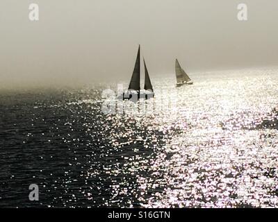 Segelboote Segeln vor Fishermans Wharf in Santa Cruz CA Stockfoto