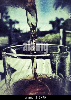 Alkoholfreies Getränk in ein Glas mit Eis Stockfoto