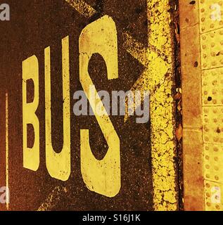 Markierungen auf der Straße Asphalt in hellen gelb fluoreszierenden Farbe an Bushaltestelle Stockfoto