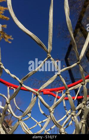 Blick durch Basketballkorb auf eine brillante Herbsttag Stockfoto