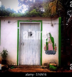 Ein Gemälde der Madonna von Guadalupe schmückt ein Haus in Pomuch, Hecelchakan, Campeche, Mexiko Stockfoto
