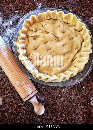 Rohe hausgemachte Doppel Kruste Pie bereit, im Ofen backen. Stockfoto