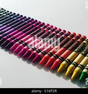 Vertikale Reihe von Farbverlauf mit Buntstiften.  Perfekt in einer Zeile in einem Regenbogen Farbenmuster gefüttert.  Weißer Hintergrund, buntes Bild, helle Farben, Farbverlauf mit Buntstiften. Stockfoto