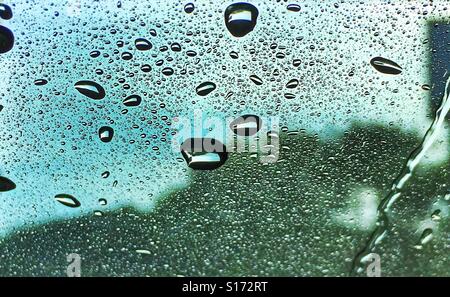 Regentropfen auf dem Fenster. Stockfoto