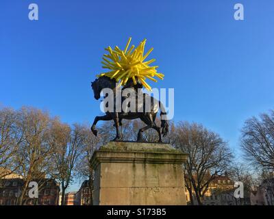 Eine Skulptur von Duncan McKellar bestehend aus Gerüstrohren überwindet eine Statue von William III in Bristol, Großbritannien Stockfoto