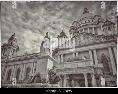 Eine Außenansicht der Belfast City Hall in Nordirland. Das Gebäude im Barock Revival architektonische Stil ist am Donegall Square & hat ein Denkmal für Königin Victoria vor dem Haupteingang. © CH. Stockfoto