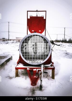 ein Anhänger montierte Polar Bärenfalle, geködert mit Dichtung-ölgetränkte Leinwand, steht in Churchill, Kanada. Stockfoto