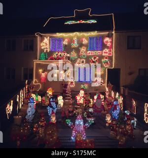 Weihnachtsbeleuchtung auf ein Haus in Sallynoggin in Dublin Irland Stockfoto