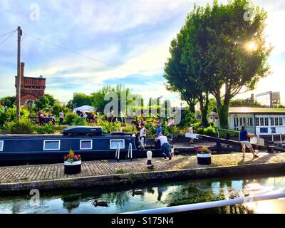 Ein Grachtenboot Durchreise eine Sperre auf die Regents Canal in London, nördlich von Kings Cross. Stockfoto