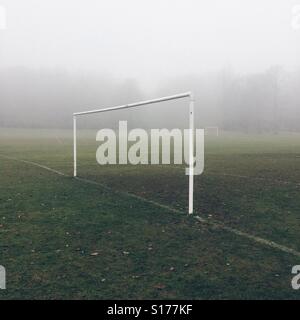 Ein Fußballtor im Nebel Stockfoto