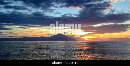 Vor Sonnenaufgang über dem Berg Athos Chalkidiki, Griechenland, gesehen vom Strand von Sarti, Sithonia. Stockfoto