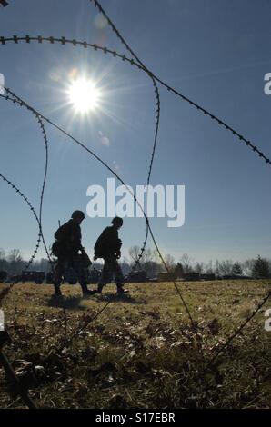 Lote, umrahmt von Stacheldraht. Stockfoto