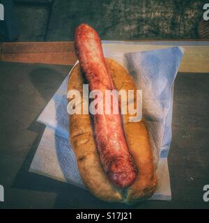 Eine Deutsche Bratwurst Wurst in einer Rolle an einem Marktstand Stockfoto