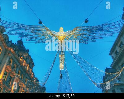 Eine Angel Weihnachtsdekoration auf Regent Street, London Stockfoto