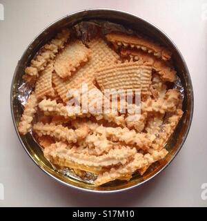 Draufsicht auf eine round.metal Dose mit verschiedenen ShapedChristmas-cookies Stockfoto