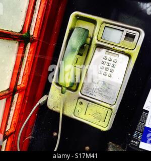 Geschändeter BT-öffentliches Telefon Telefonzelle bedeckt mit Graffiti-Spray-Farbe UK Stockfoto