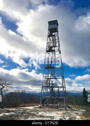 Feuerturm auf Bergweg Stockfoto