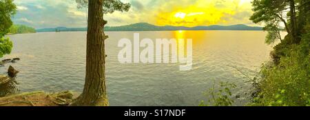 Hügeln am Wald See Stockfoto