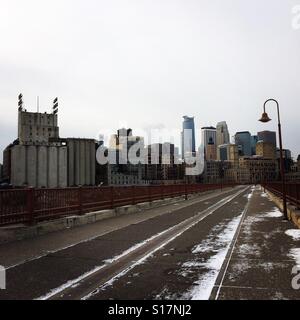 Minneapolis Skyline von Stone Arch Bridge Stockfoto