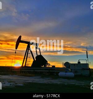 Ölquelle Pumpe Jack Silhouette bei Sonnenuntergang Stockfoto