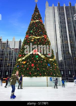 Weihnachtsbaum und Eislaufbahn in PPG Platz, Pittsburgh, PA, USA Stockfoto