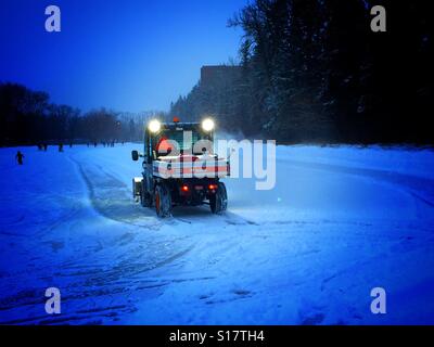 Clearing der New South Wales aus dem Eislaufen Teich in Bowness Park, Calgary, Alberta, Kanada Stockfoto