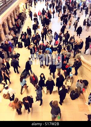 Riesige Menschenmengen in der Haupthalle des Grand Central Terminals, NYC, USA Stockfoto