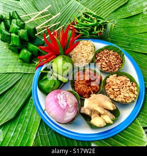 Miang Kham ist eine traditionelle Zwischenmahlzeit aus Thailand und Laos. Es wurde von Königin Dara Rasamee siamesische Hof von König Rama V eingeführt. Stockfoto