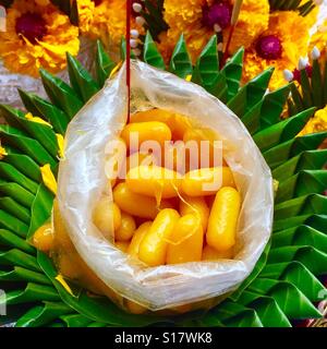 Thai Tempel Angebote-traditionelle Thai Dessert-Ei Eigelb Tropfen (Tong Yod), Thailand Stockfoto