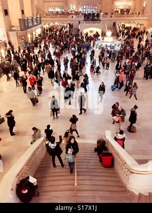 Riesige Menschenmassen auf der Treppe im grand Concourse Grand Central Terminal, NYC, USA Stockfoto