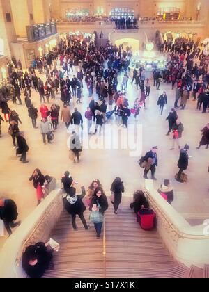 Riesige Menschenmassen auf der Treppe im grand Concourse, Grand Central terminal, NYC, USA Stockfoto