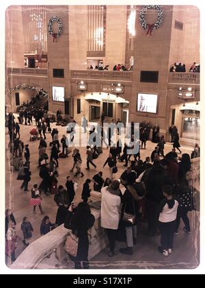 Riesige Menschenmengen in der großen Halle des Grand Central Terminal, NYC, USA Stockfoto