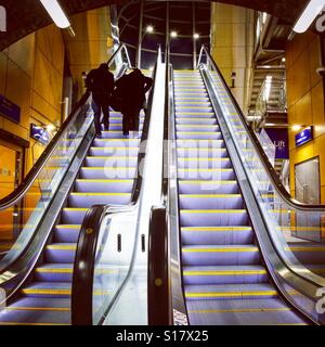 Pendler auf der Rolltreppe am Bahnhof von Leeds. Stockfoto