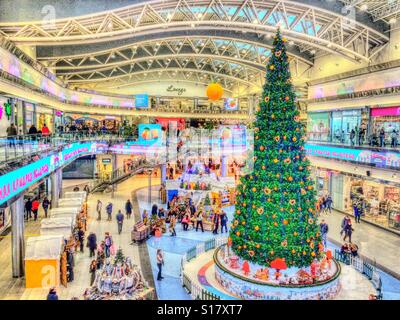 Großen Weihnachtsbaum in der Mitte des Indoor Weihnachtsmarkt Stockfoto