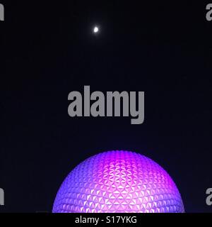 Mond über Raumschiff Erde im Walt Disney World Epcot Center Stockfoto