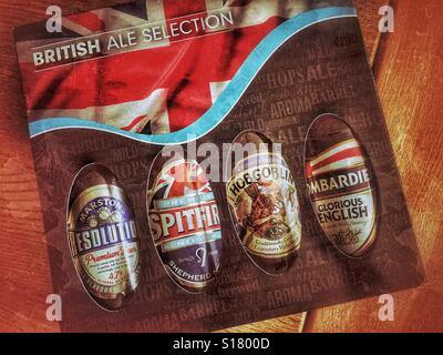 Grunge-Effekt Bild einer Geschenkbox britische Biere und Biere. Es gibt 4 Flaschen in der Packung - Auflösung, Spitfire, Hobgoblin & Bombardier. Bildnachweis - © COLIN HOSKINS. Stockfoto