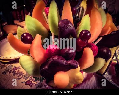 Frisches Obst in Schokolade überzogen Stockfoto