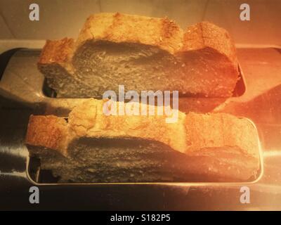 Toast zu machen. Zwei dicke Scheiben Brot in den Toaster. Stockfoto