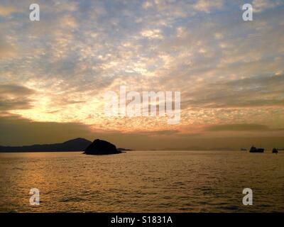 Einen wunderschönen Sonnenuntergang über den Osten Lamma Channel in Hong Kong. Stockfoto