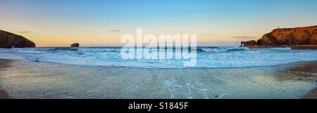 Wellen, die auf Sandstrand in Cornwall Stockfoto